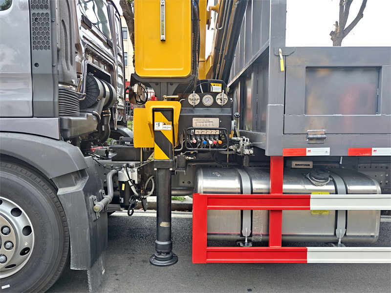 Howo 4x2 truck with 6T knuckle crane Howo 4x2 truck with 6T knuckle crane