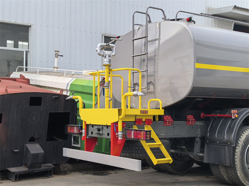 HOWO 22cbm Water hauler rear platform