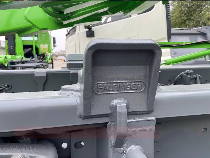 Container self-unloading auxiliary bracket