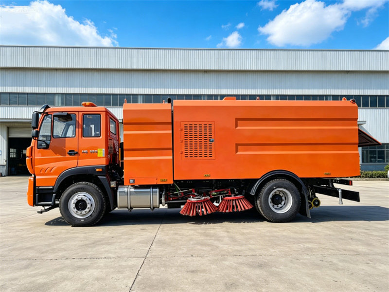 Howo vacuum sweeper trucks