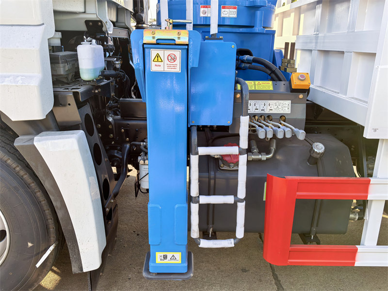 HOWO M7 10tons crane lorry truck